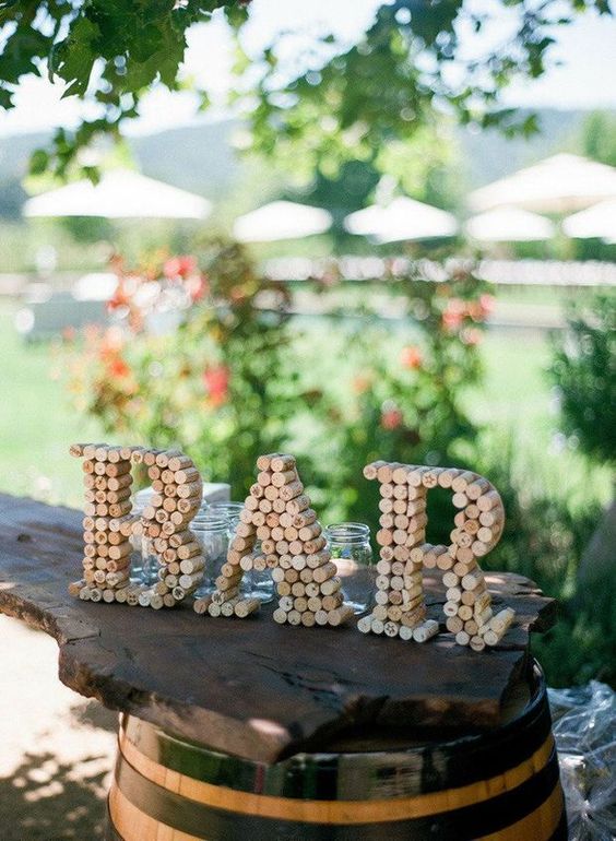 Skylt av vinkorkar med texten "Bar" - roligt inslag på bröllop